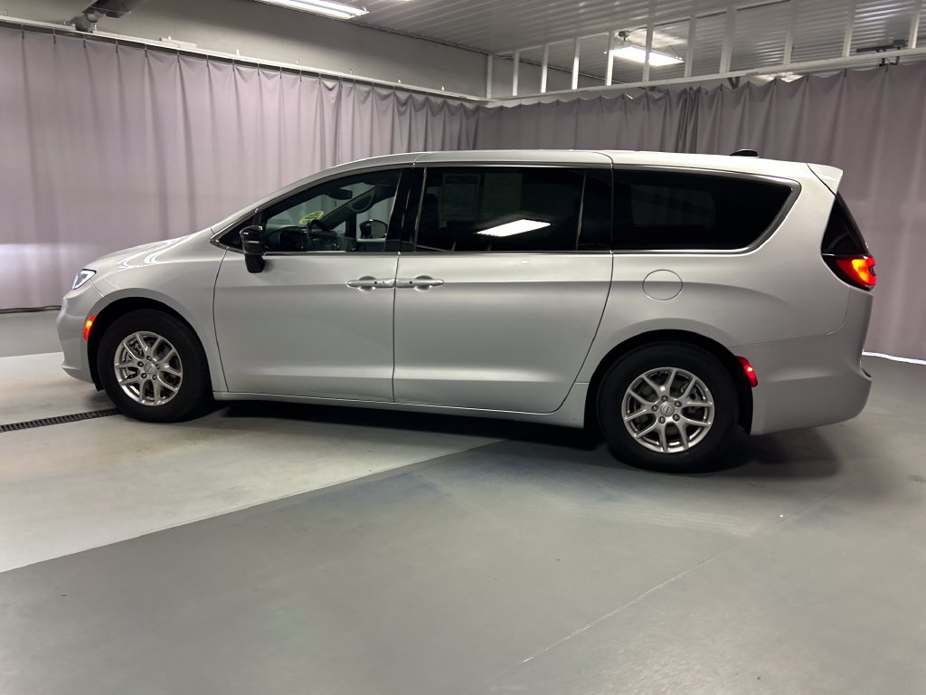Used 2026 Chrysler Pacifica Select FWD image 4