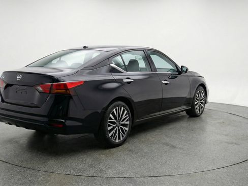 Used 2025 Nissan Altima 2.5 SV image 9