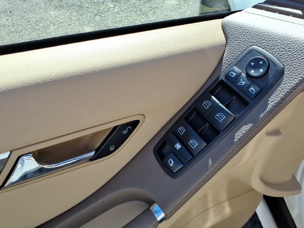 Used 2010 Mercedes-Benz R 350 4MATIC image 21