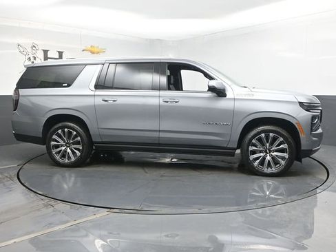 New 2026 Chevrolet Suburban High Country AWD/4WD image 28