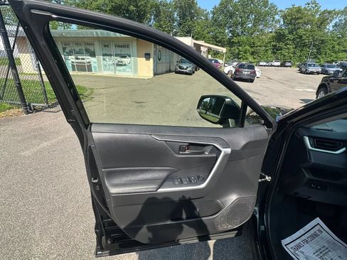 Used 2020 Toyota RAV4 LE AWD/4WD image 22