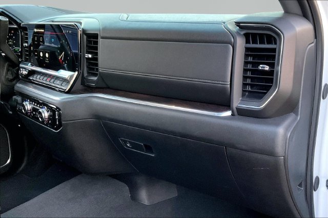 Used 2025 GMC Sierra 1500 SLT AWD/4WD image 18