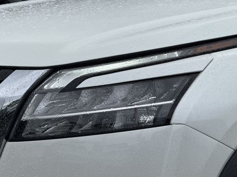 Used 2024 Nissan Pathfinder SL AWD/4WD image 6