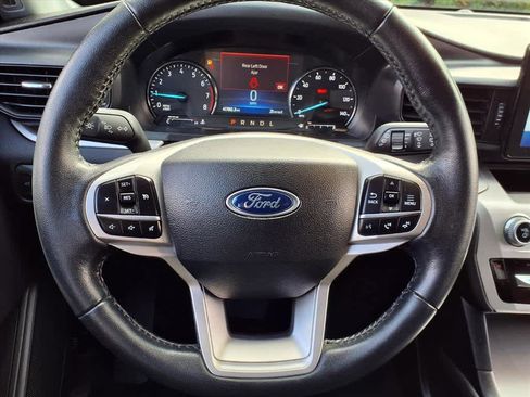 Used 2022 Ford Explorer XLT image 19