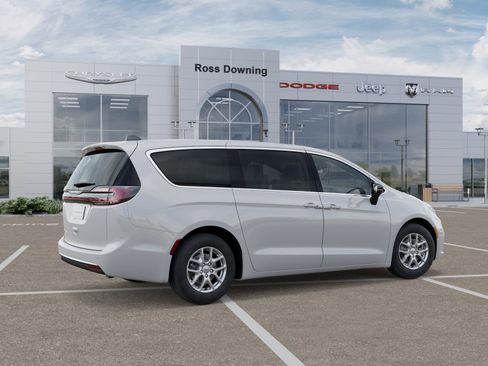 New 2026 Chrysler Pacifica Select image 4