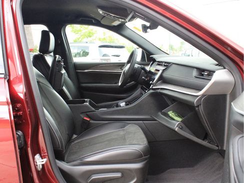 Used 2026 Jeep Grand Cherokee Altitude AWD/4WD image 25