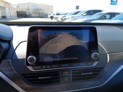 Used 2025 Nissan Altima 2.5 SV image 17