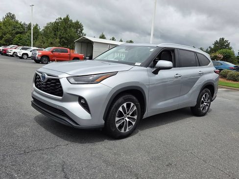 Used 2022 Toyota Highlander XLE FWD image 3