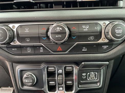 Used 2025 Jeep Gladiator Mojave AWD/4WD image 32