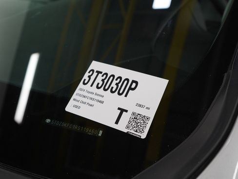 Used 2024 Toyota Sienna Limited image 27