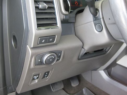 Used 2018 Ford Expedition XLT w/ Equipment Group 202A AWD/4WD image 14