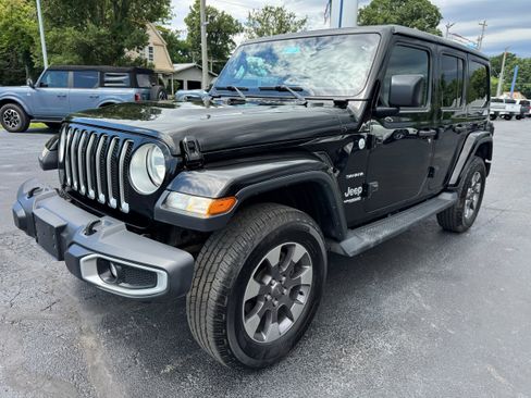 Used 2018 Jeep Wrangler Unlimited Sahara w/ Dual Top Group AWD/4WD image 3