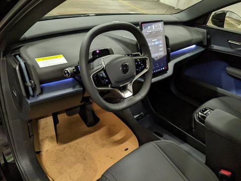 New 2025 Volvo EX30 Plus w/ Protection Package Premier image 8