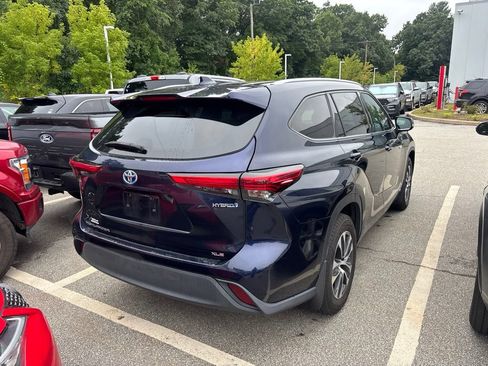 Used 2020 Toyota Highlander XLE AWD/4WD image 6