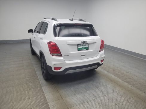 Used 2020 Chevrolet Trax LT w/ Sun & Sound Package FWD image 5