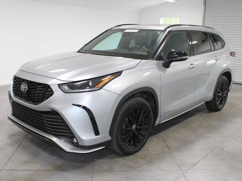 Used 2025 Toyota Highlander XSE image 4