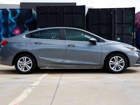 Used 2018 Chevrolet Cruze LT w/ Convenience Package FWD image 15