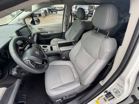 Used 2023 Toyota Sienna Limited image 16