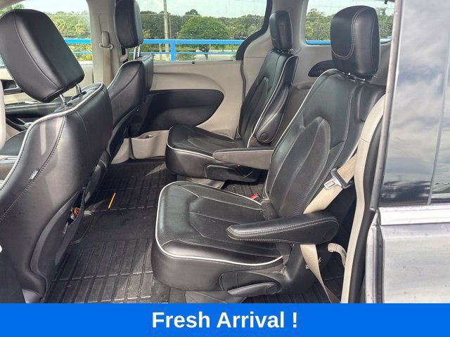 Used 2023 Chrysler Pacifica Limited FWD image 3