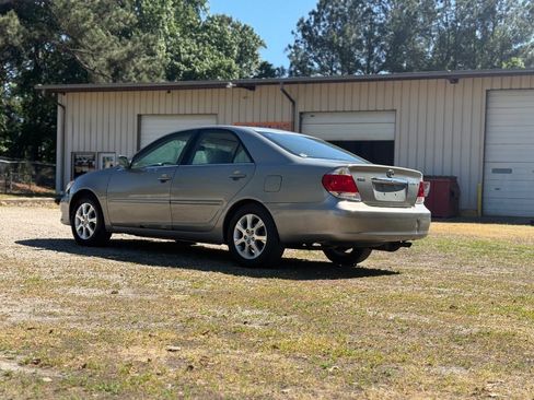 Used 2005 Toyota Camry XLE FWD image 3