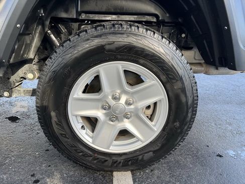 Used 2023 Jeep Gladiator Sport image 6