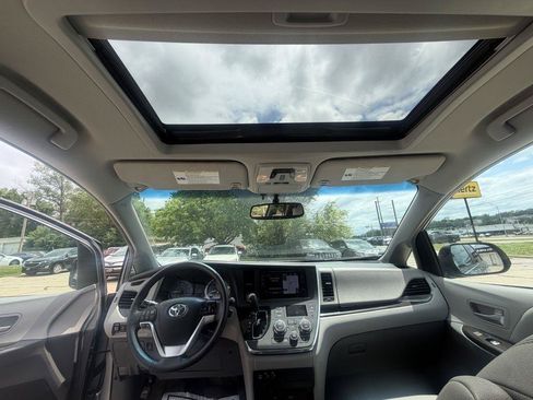 Used 2017 Toyota Sienna XLE Premium w/ Outdoor Package AWD/4WD image 21