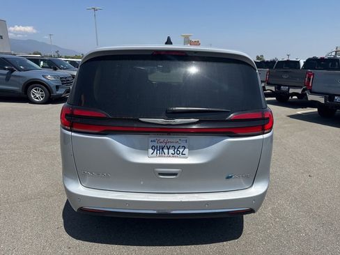 Used 2023 Chrysler Pacifica Touring-L FWD image 5