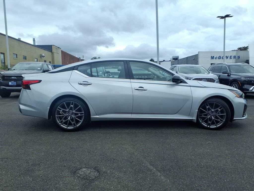 Used 2023 Nissan Altima 2.0 SR FWD image 5