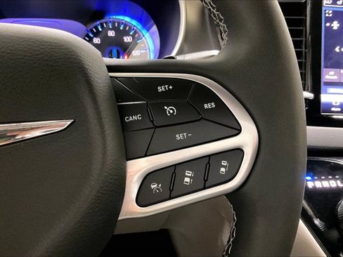 Used 2024 Chrysler Pacifica Touring-L FWD image 19