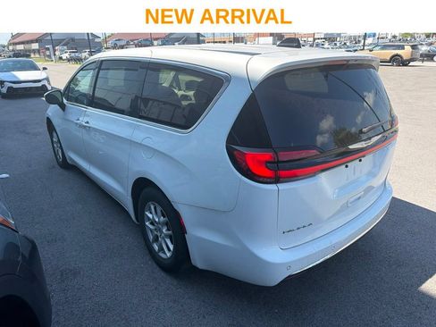 Used 2023 Chrysler Pacifica Touring-L FWD image 4