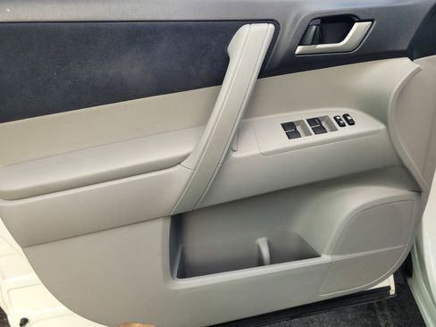 Used 2012 Toyota Highlander FWD w/ Tech Pkg image 16