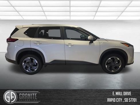 Used 2024 Nissan Rogue SV AWD/4WD image 6