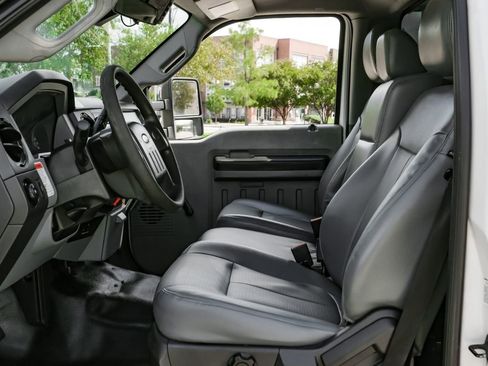 Used 2014 Ford F550 2WD Regular Cab Super Duty image 4