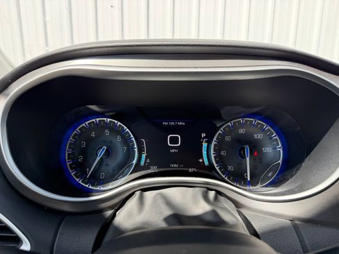 Used 2024 Chrysler Pacifica Touring-L FWD image 15