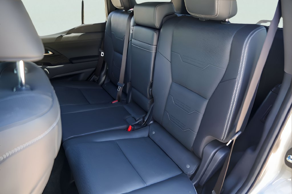Used 2025 Lexus GX 550 w/ Accessory Package (2T) AWD/4WD image 26