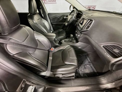 Used 2019 Jeep Cherokee Latitude Plus w/ Comfort/Convenience Group AWD/4WD image 30