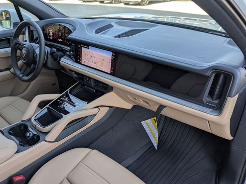 Certified 2026 Porsche Cayenne AWD/4WD image 25
