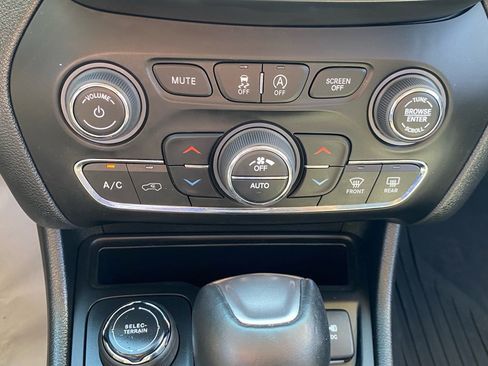 Used 2022 Jeep Cherokee Limited w/ Mopar Interior Package image 21