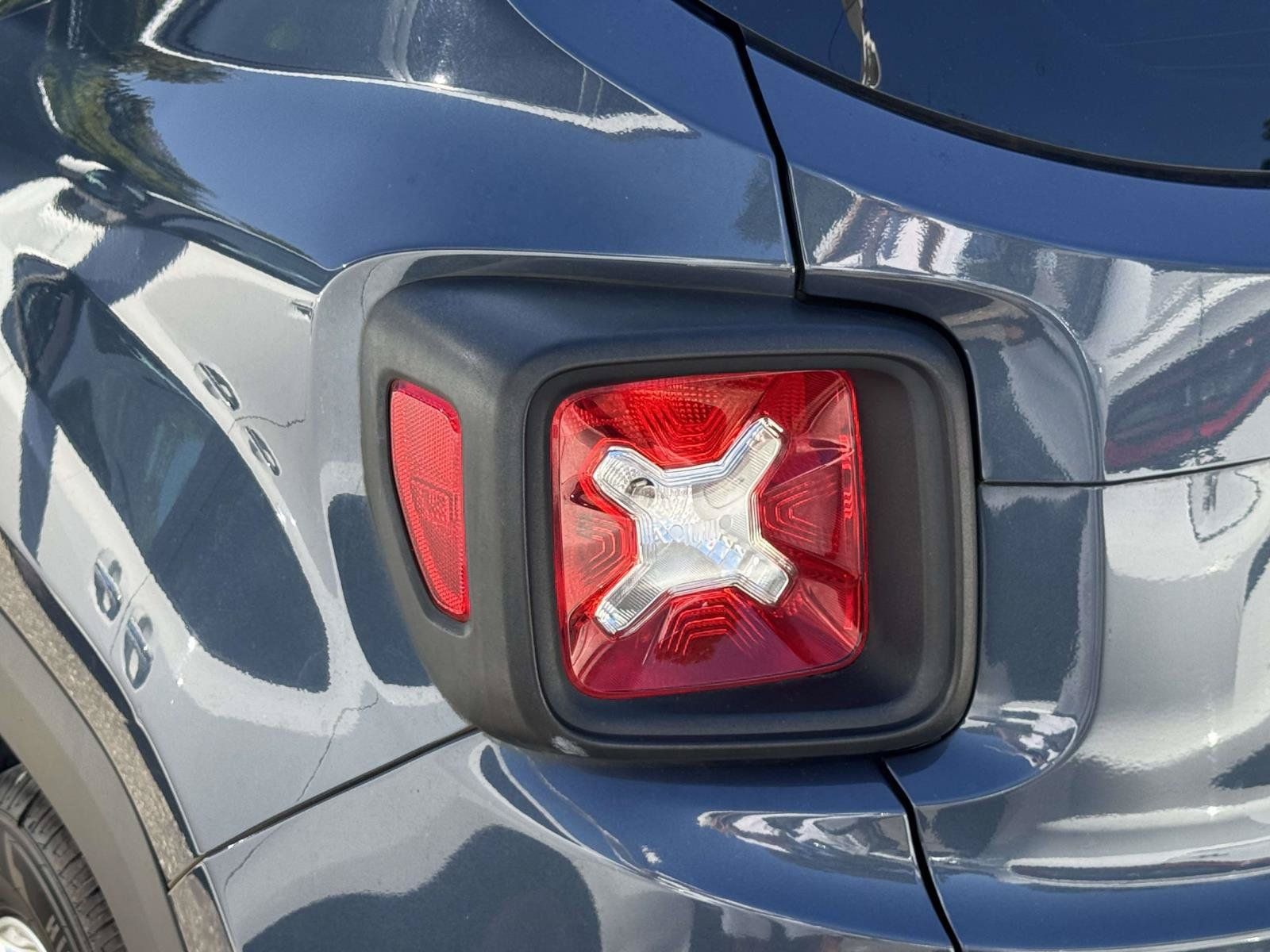 Used 2020 Jeep Renegade Latitude w/ UConnect 8.4 Nav Group AWD/4WD image 7