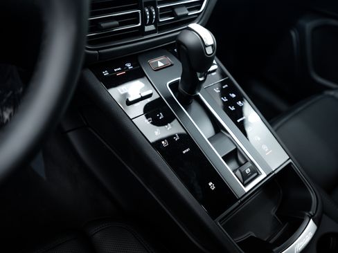 Certified 2025 Porsche Macan image 15