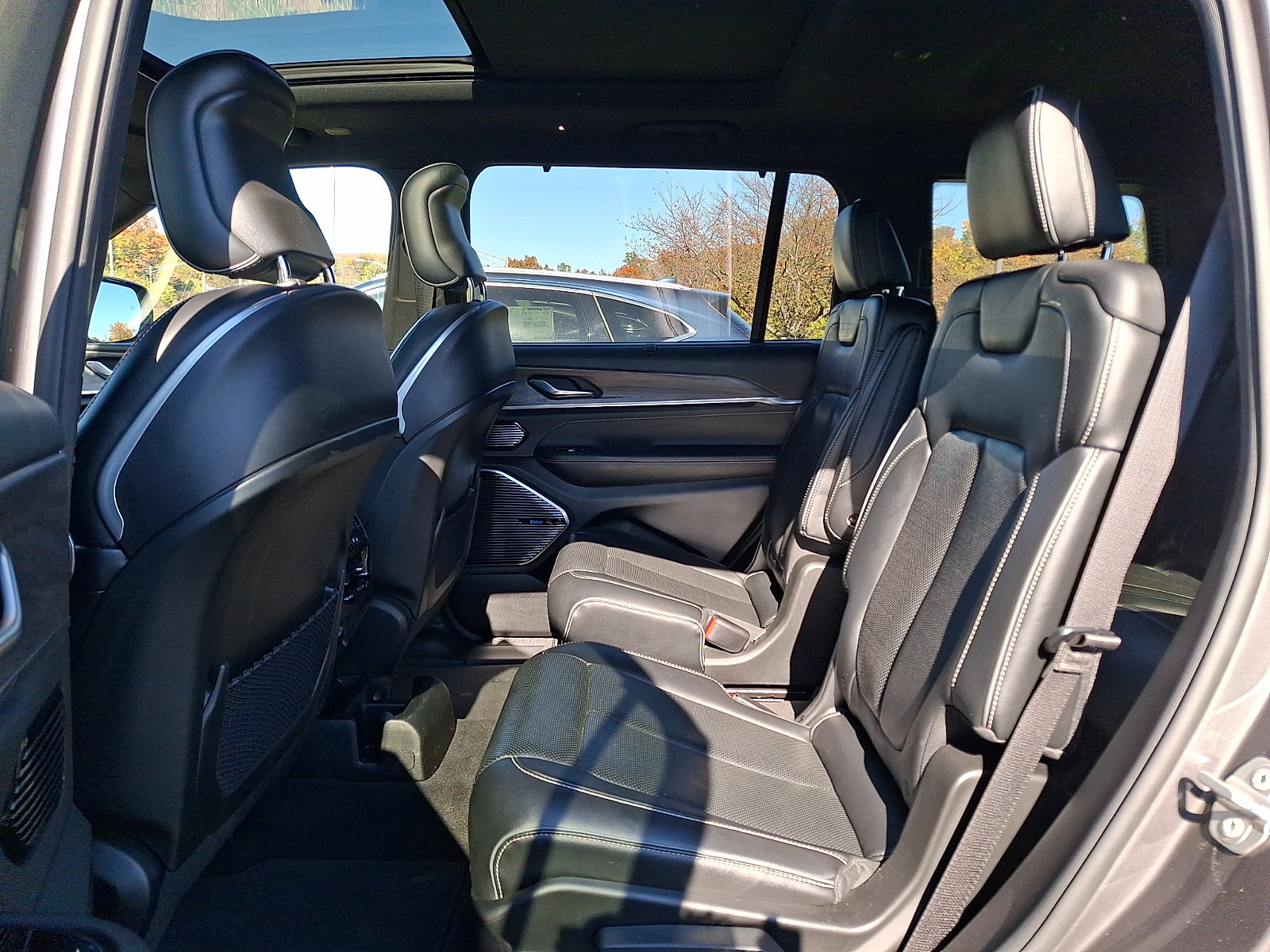 Used 2021 Jeep Grand Cherokee L Overland w/ Luxury Tech Group IV AWD/4WD image 10