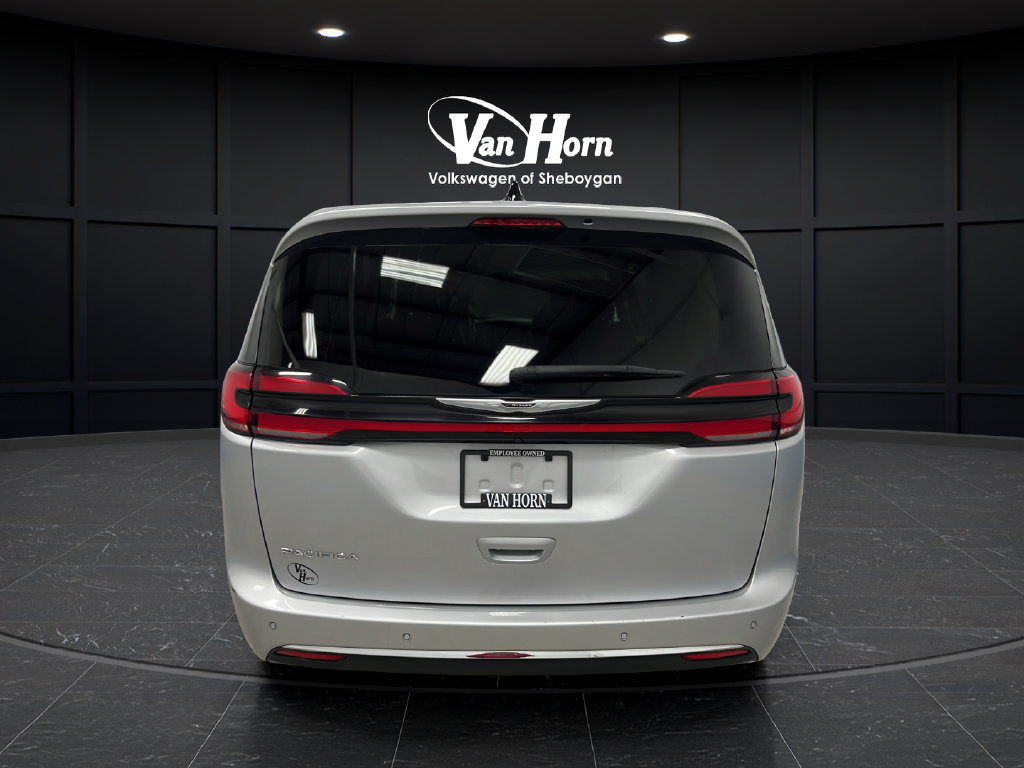 Used 2024 Chrysler Pacifica Touring-L FWD image 6