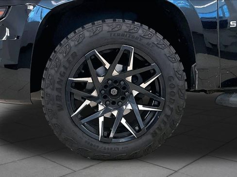 Used 2020 Chevrolet Suburban LT AWD/4WD image 10