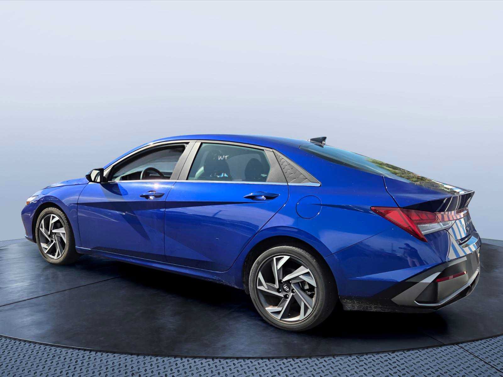 Used 2025 Hyundai Elantra SEL FWD image 4