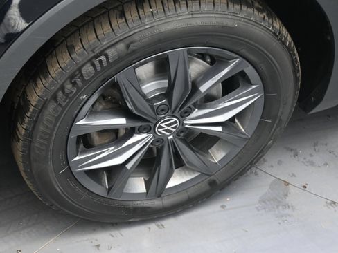 Used 2023 Volkswagen Tiguan SE w/ Panoramic Sunroof Package AWD/4WD image 13