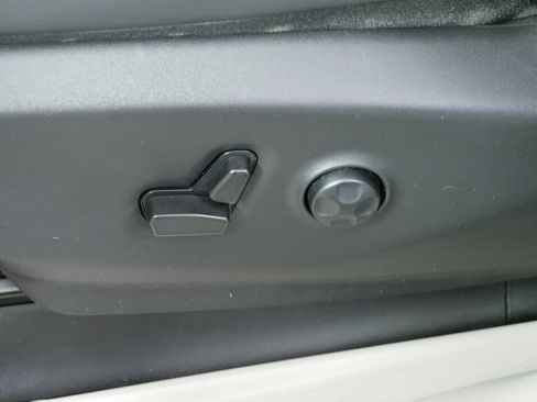 Used 2023 Chrysler Pacifica Touring-L FWD image 22