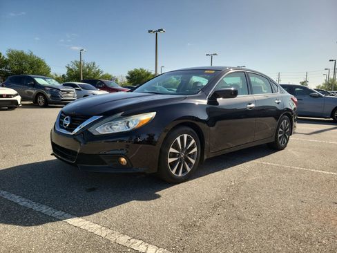 Used 2017 Nissan Altima 2.5 SV image 2