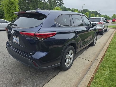 Used 2023 Toyota Highlander LE FWD image 6