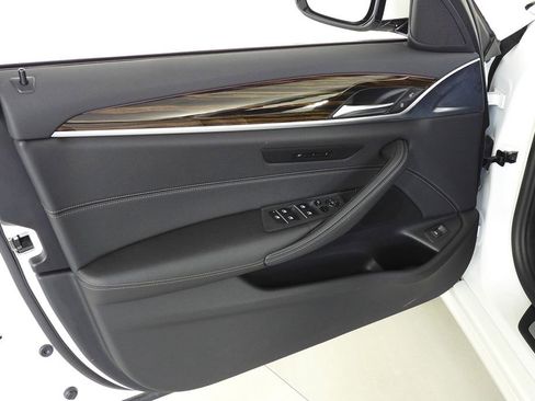 Used 2022 BMW 530i w/ Convenience Package image 11