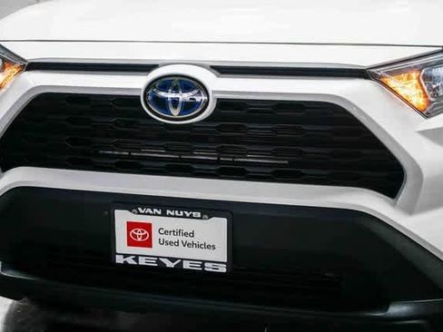 Used 2021 Toyota RAV4 LE w/ Carpet Mat Package (TMS) image 8